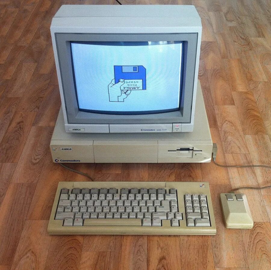 Как называется старый компьютер. Commodore amiga 1000. амига 1000 компьютер сзади. монитор commodore 64. старый компьютер.