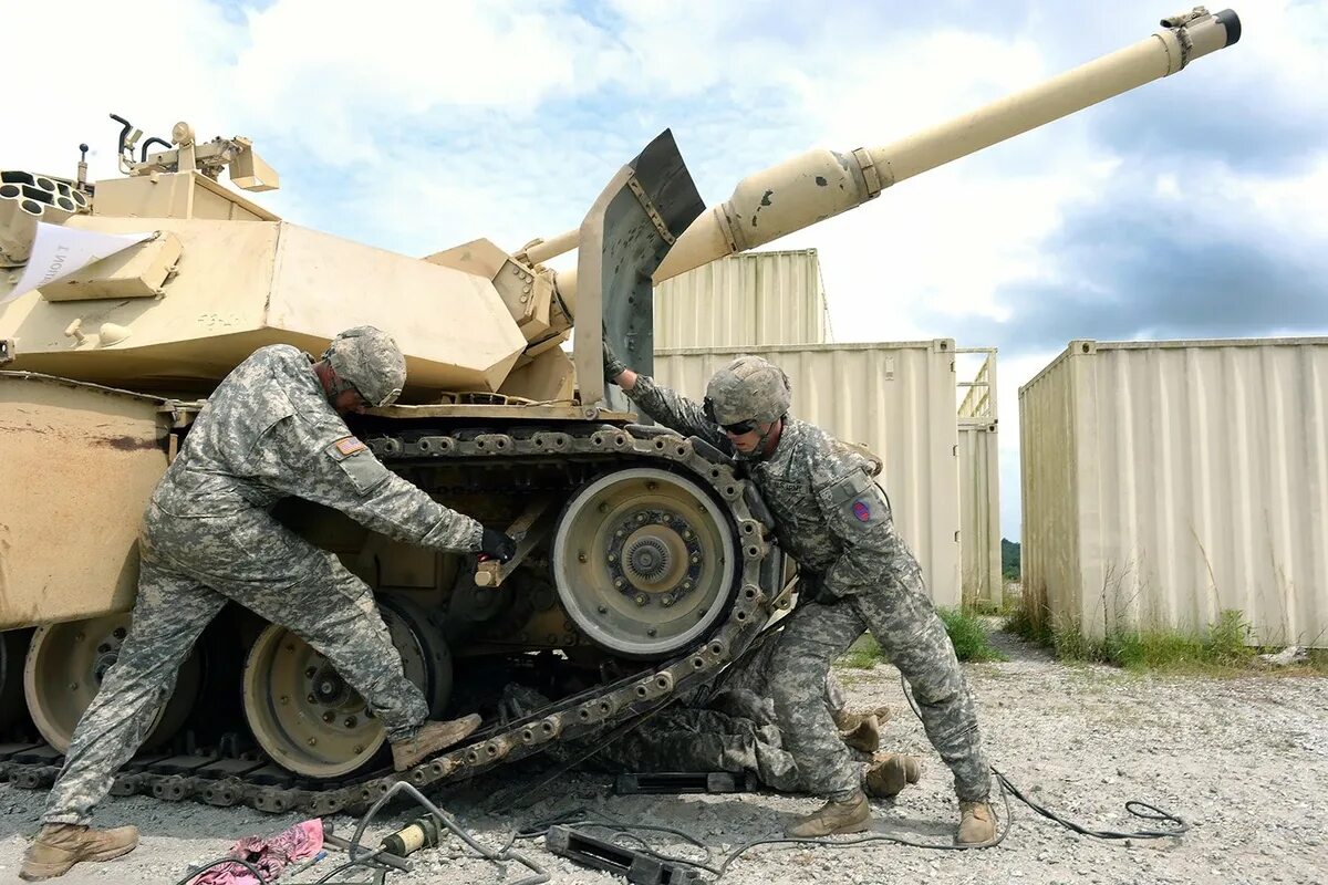 Еще один абрамс. M1 Абрамс ржака. M1a1 Abrams USMC milds Turret. Экипаж танка Абрамс.
