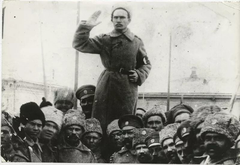 Митинг приказ. Большевики солдаты 1917. Солдаты на фронте 1917 Большевик агитатор. Солдатские митинги 1917. Военнослужащие большевики 1917.