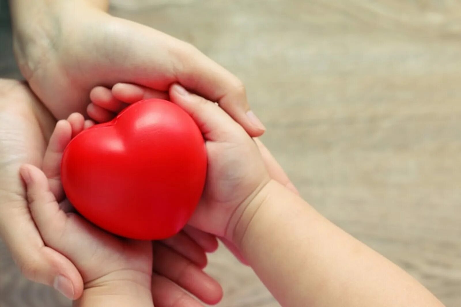 Руки держат сердце. Сердечко в ладонях. Сердце в ладошках. Символ матери и ребенка в сердечке. Сердце для мальчика.