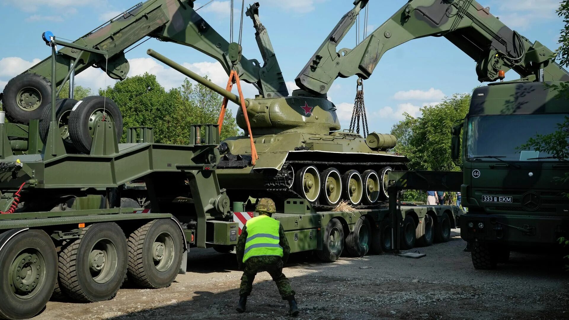 Эстония направит одного военного. Военный музей в Эстонии. Танк в Нарве. Погрузка танка. Эстонский военный манипулятор.