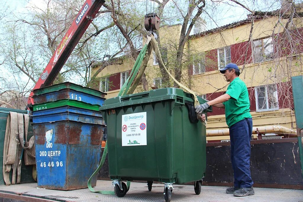 Астраханский экоцентр. Современные мусорные контейнеры. Старинные мусорные баки.