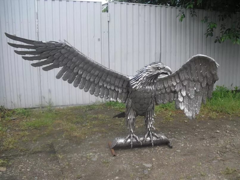 Фигура орла из металла. Статуя орла из металла. Беркут скульптура. Орёл из металла своими.