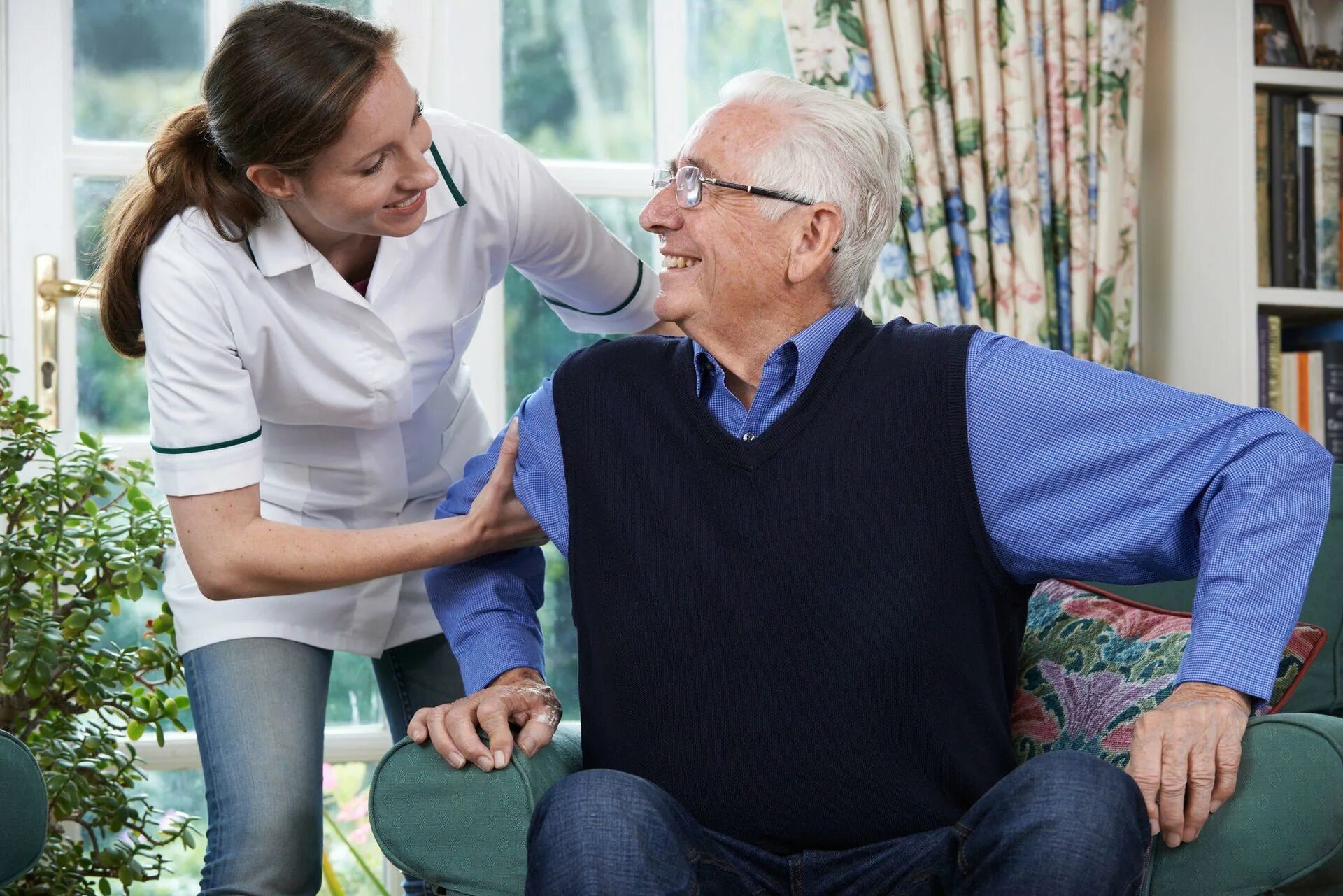 Пансионат для пожилых людей nursing home. Сиделка для пожилого. беседа с пожилыми людьми. сиделки для пожилых людей. разговор с пожилым человеком.