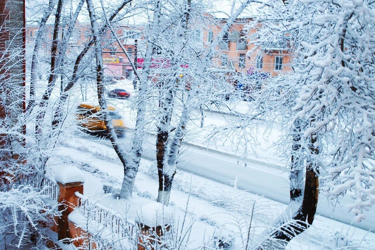 На улице снег на душе. Снежное утро. Окно с зимним пейзажем. Вид из окна зима. Окно зима.