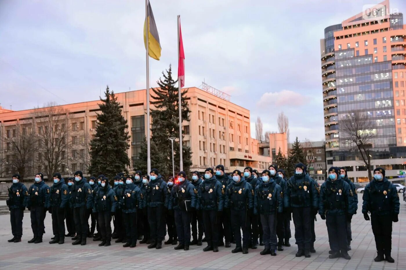 Полиция запорожье форма. Запорожская полиция. Полицейский с собакой. Российская полиция запорожье. Полицейский с собакой.