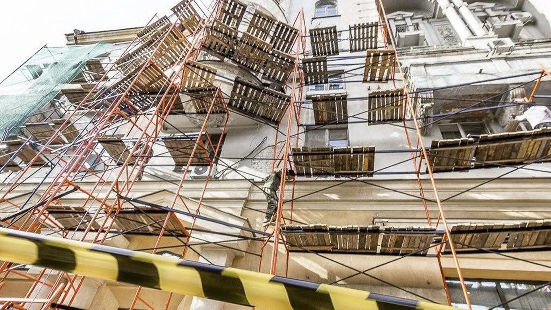 Капремонт здания. Фонд капремонта тыва. Строительные леса. 4 года капремонта. 4 года капремонта.