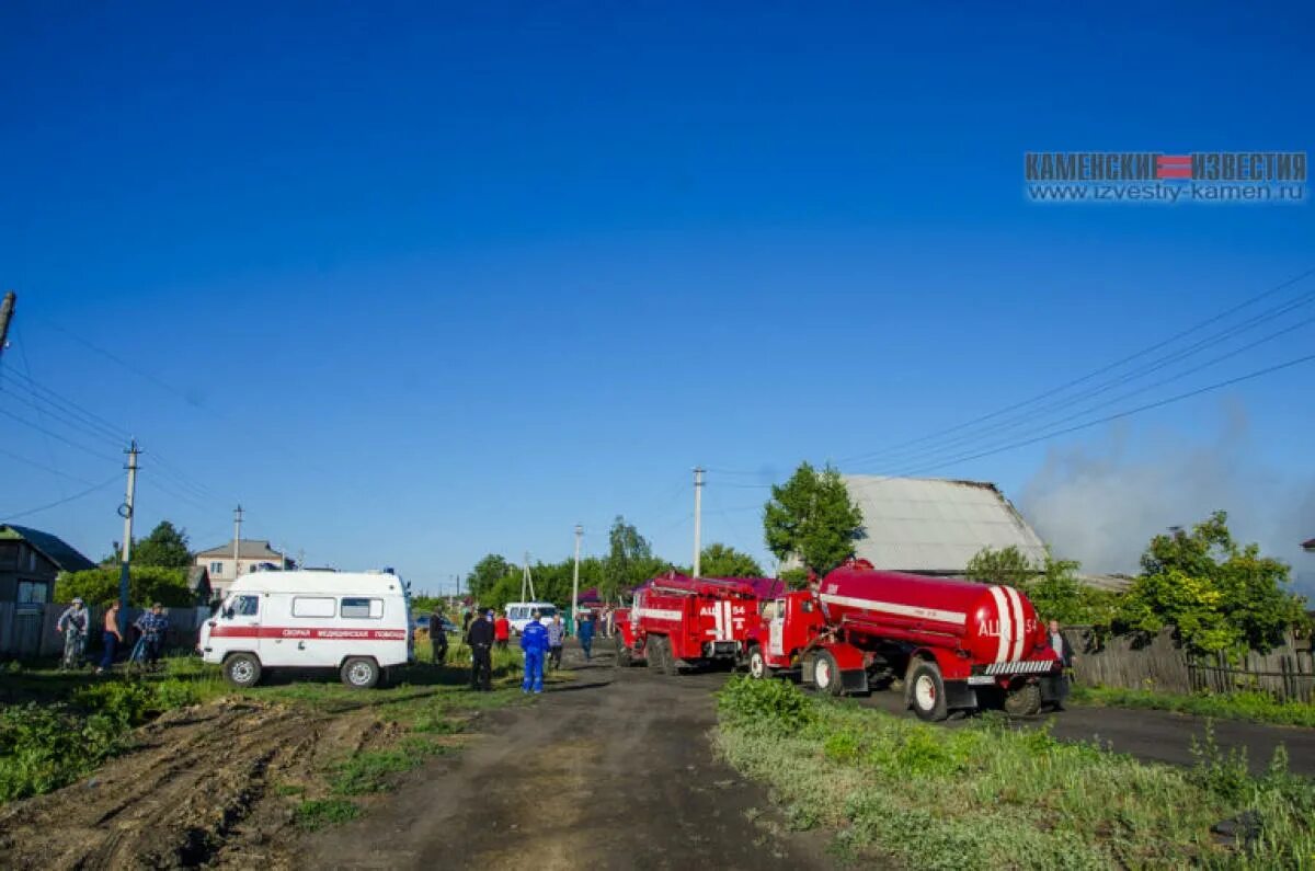 Пожар в Камне на Оби. Пожарная часть камень на Оби. Пожарка камень на Оби. Камень на Оби пожарные автомобили. Машины камень на оби