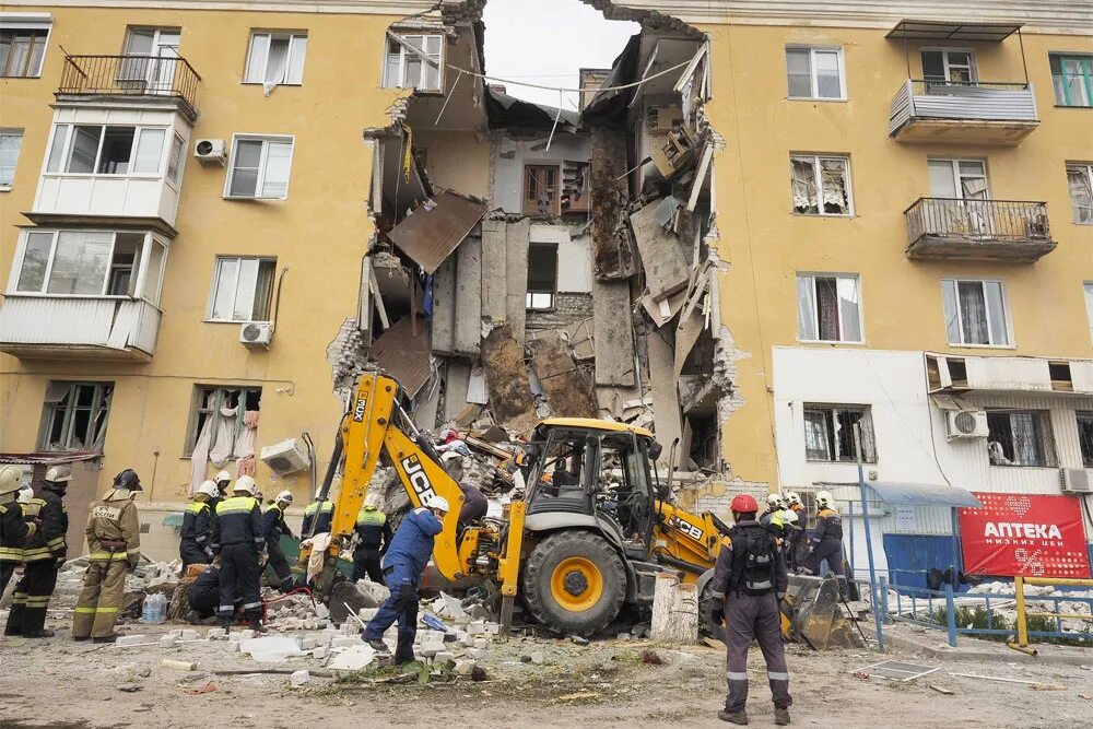 В результате взрыва газа. Дом в Волгограде после взрыва газа. Последствия взрыва бытового газа. Взрыв бытового газа в доме. Взрывы газа в жилых домах в России.