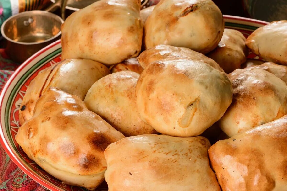 Самса гижда. Самбуса амбарой. Самса узбекская тандырная. Самса, самбуса. Тандырная самса в тандыре.