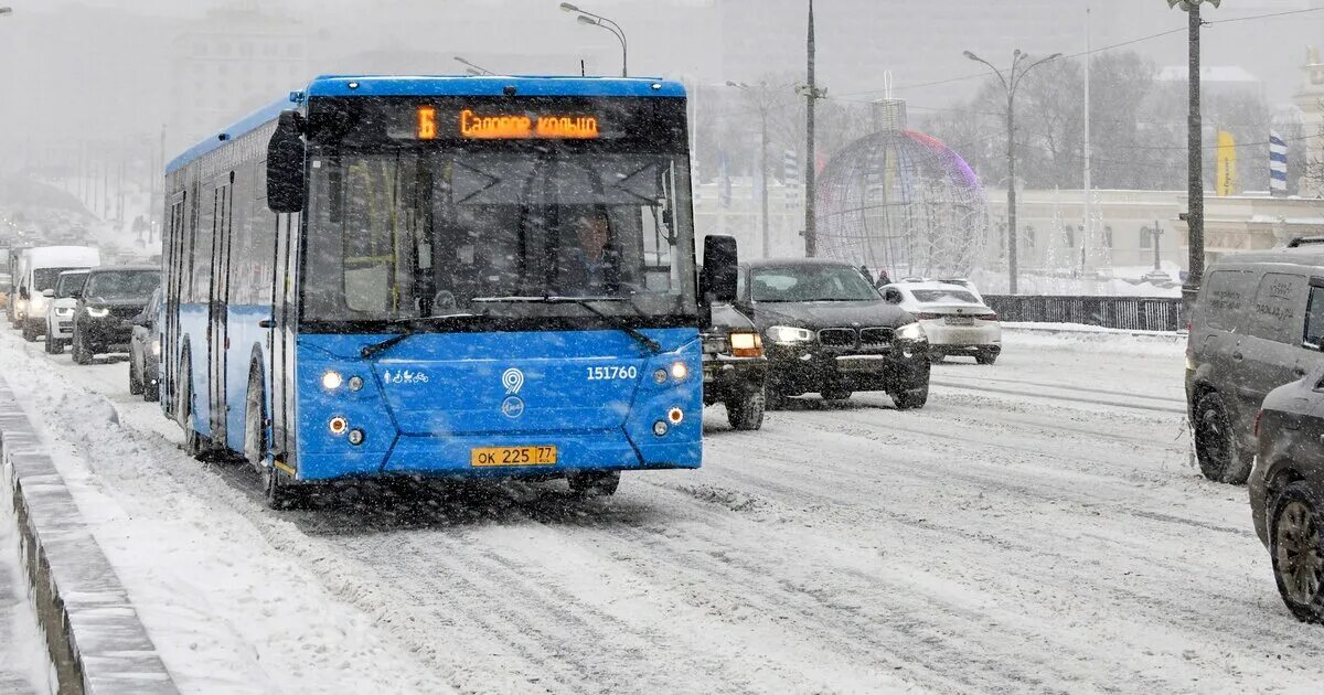 Ходят ли автобусы 2024 года. Автобусы Москвы 2022. Новогодний общественный транспорт 2022 Москвы. Автобусы Москва снег. Москва автобусы 2022 года.