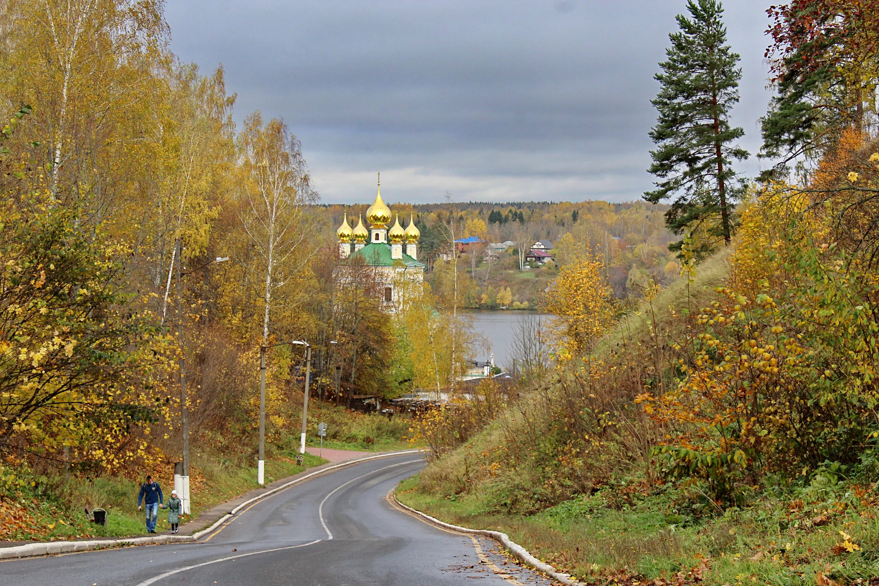 Плес осенний Ярославская область. Плес Ивановская область площадь. Осенний плёс Ивановская область. Осень Плес Соборная гора.