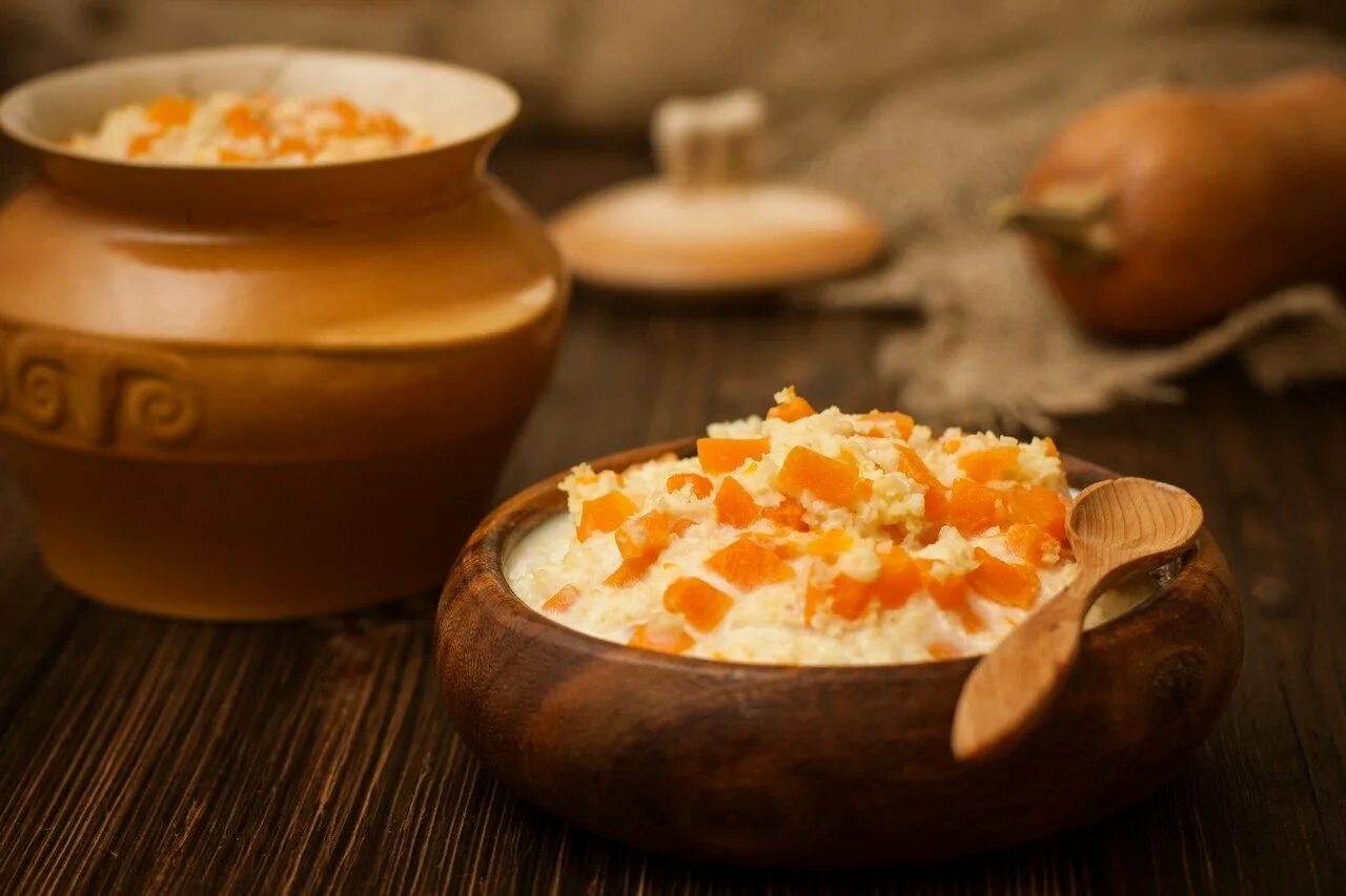 Пшенная молочная каша с тыквой. Пшённая каша с тыквой на молоке в мультиварке. Рисовая каша в горшочке. Рисовая каша в горшочке. Молочные каши в горшочках.