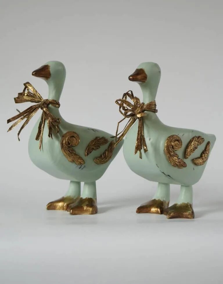 Фигуры гуся из дерева. Декоративный гусь деревянный. Игрушка гусь деревянный. Статуэтка гусь деревянный. Статуэтка утка в сапогах.