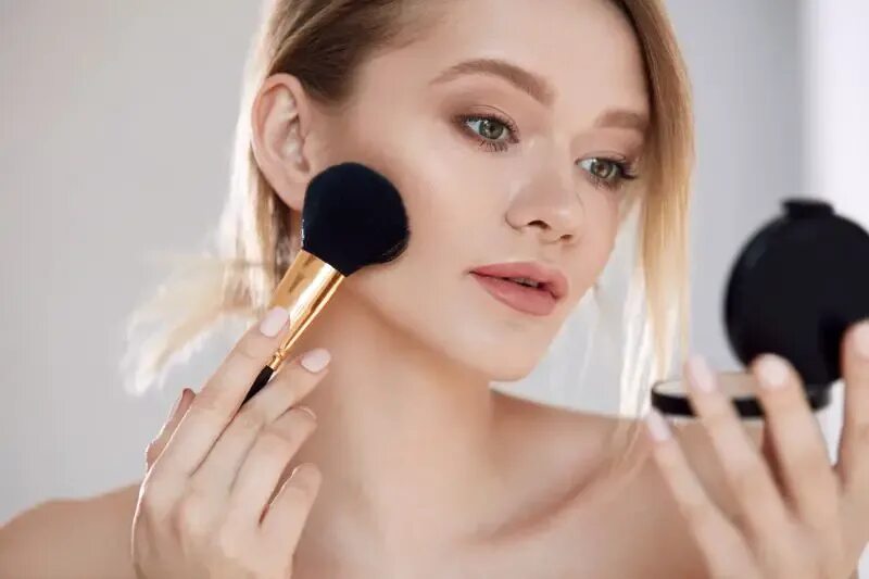 Put my make up on. Put on makeup. компактная пудра для лица реклама фото девушки.