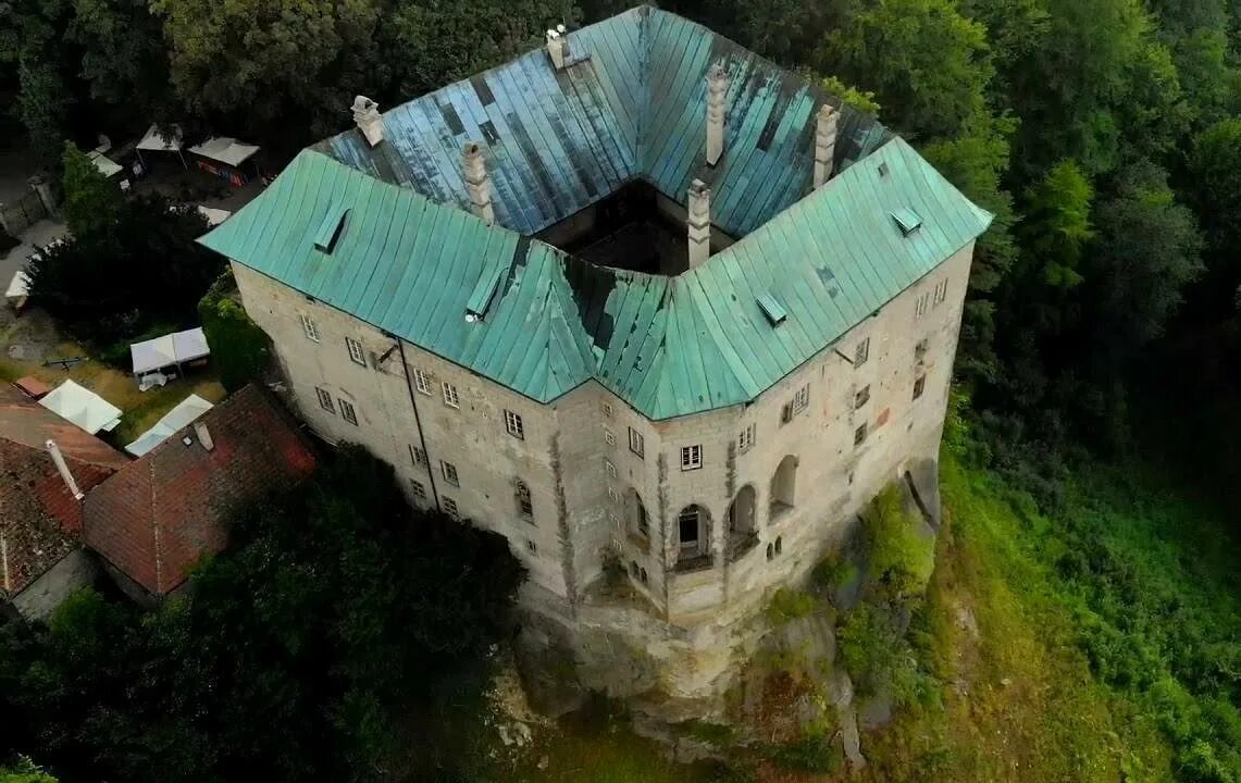 Врата в ад гоуска. Замок гоуска врата в ад чехия. замок houska чехия. замок гоуска чехия призраки. замок гоуска чехия колодец.
