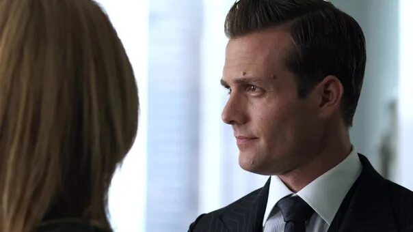 Suits 1. Suits 1x01. харви спектр улыбается. рэйчел спектер.
