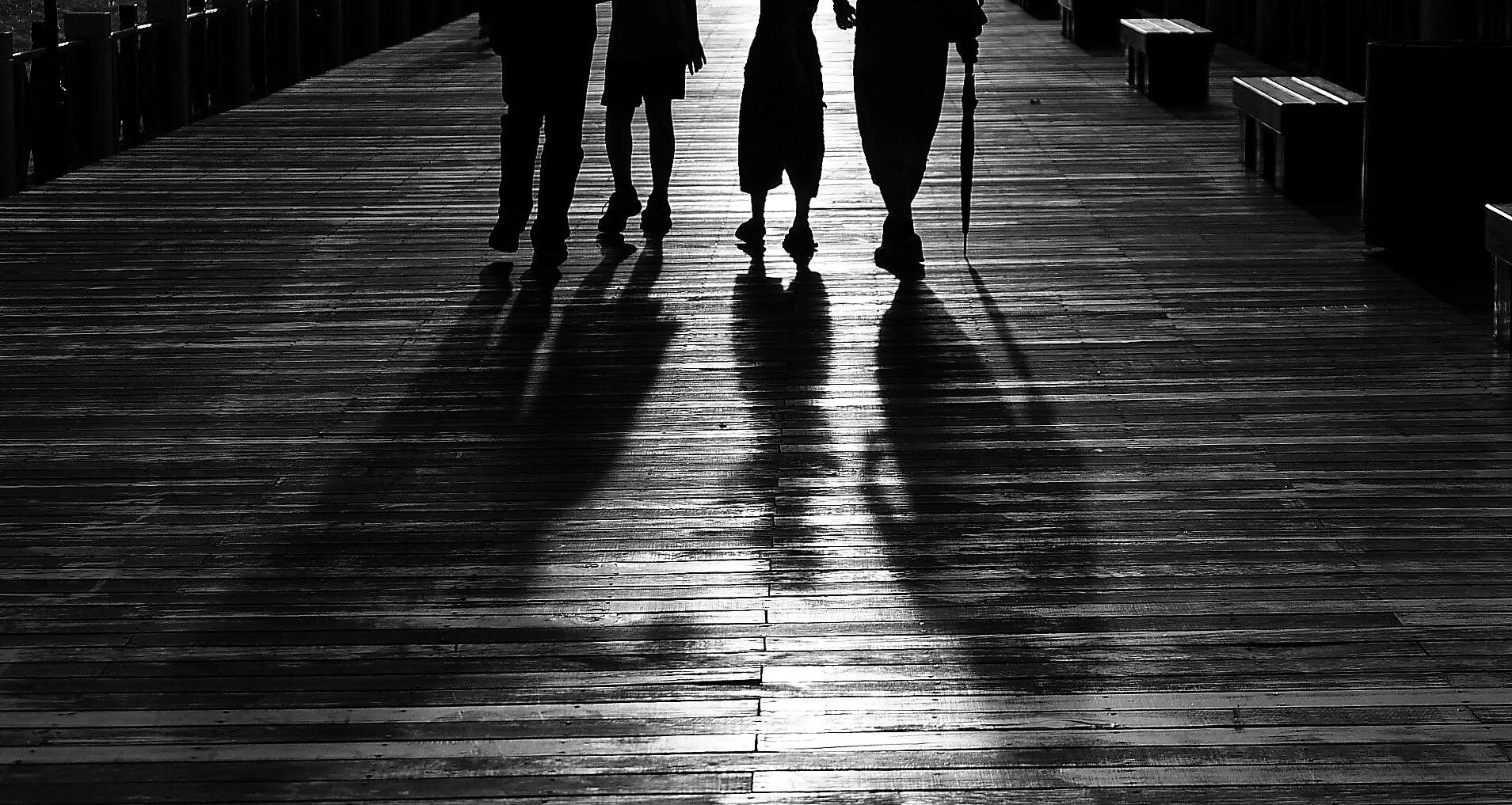 Тень человека футаж. Black and White people Walking. Black/White Shadows. Shadow Walking.