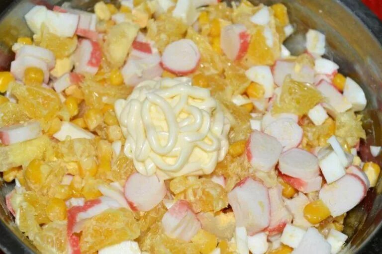 Крабовый салат с апельсином. Салат крабовые палочки с кукурузой апельсином. Салат с апельсином и крабовыми палочками и кукурузой. Салат из крабовых палочек с апельсином. Салат из крабовых палочек с апельсином.