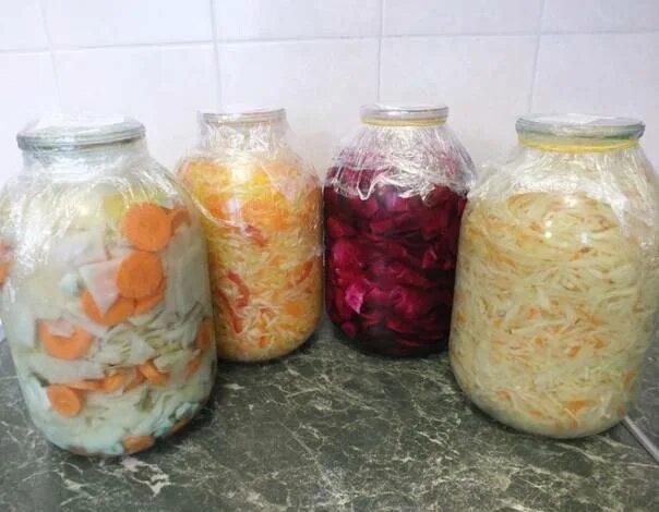 Квашеная капуста с клюквой. Витаминный салат на зиму. Ферментированная капуста. Маринование и квашение процесс приготовлен. Sauerkraut – квашеная капуста.