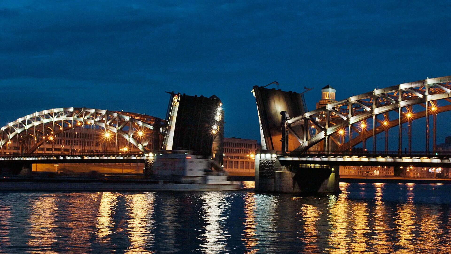 Разводной мост в питере. Троицкий мост в санкт-петербурге. Разведенный дворцовый мост в санкт-петербурге. Дворцовый мост 2022. Река нева дворцовый мост.