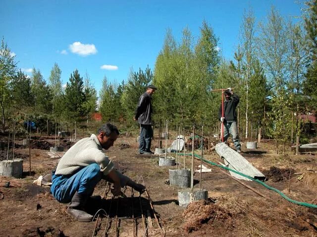 Торфяной фундамент. Фундамент на болотистой местности. фундамент для болотистого грунта. сваи на торфяном грунте. фундамент на торфе.