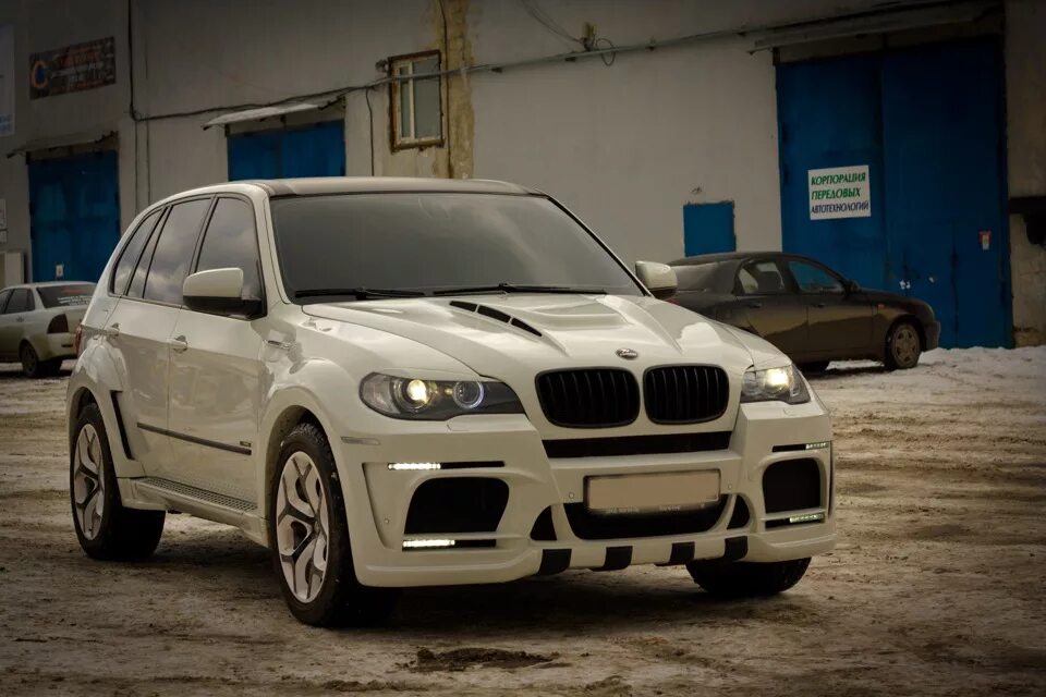 Тюнинг х5 е70. Bmw x5 e70 обвес. bmw x5 e70 дорест. bmw x5 e70 tuning белый. бмв х5 е70 дорестайлинг.