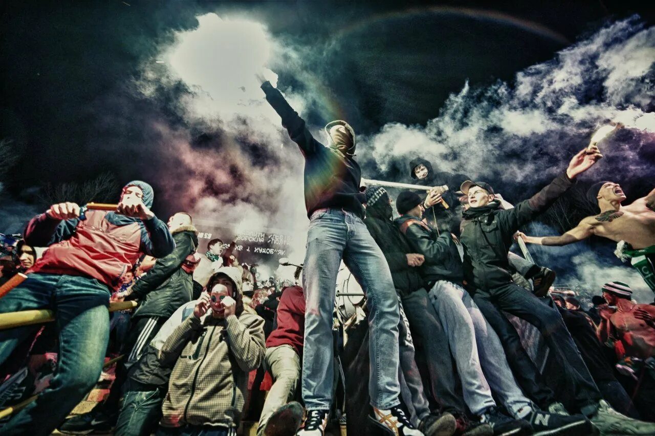 Футбольные хулиганы россии. Настоящие футбольные хулиганы. Футбольные хулиганы одежда. Околофутбола фанаты хулиганы. Толпа футбольных хулиганов.