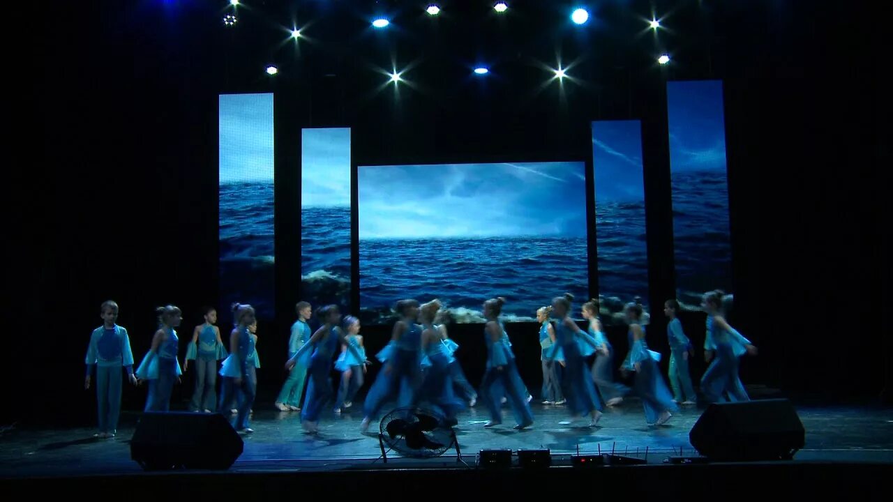 Песня морской танец. Морской танец. Ткань море для танца. Танец морской океан. Танец море Галилей.