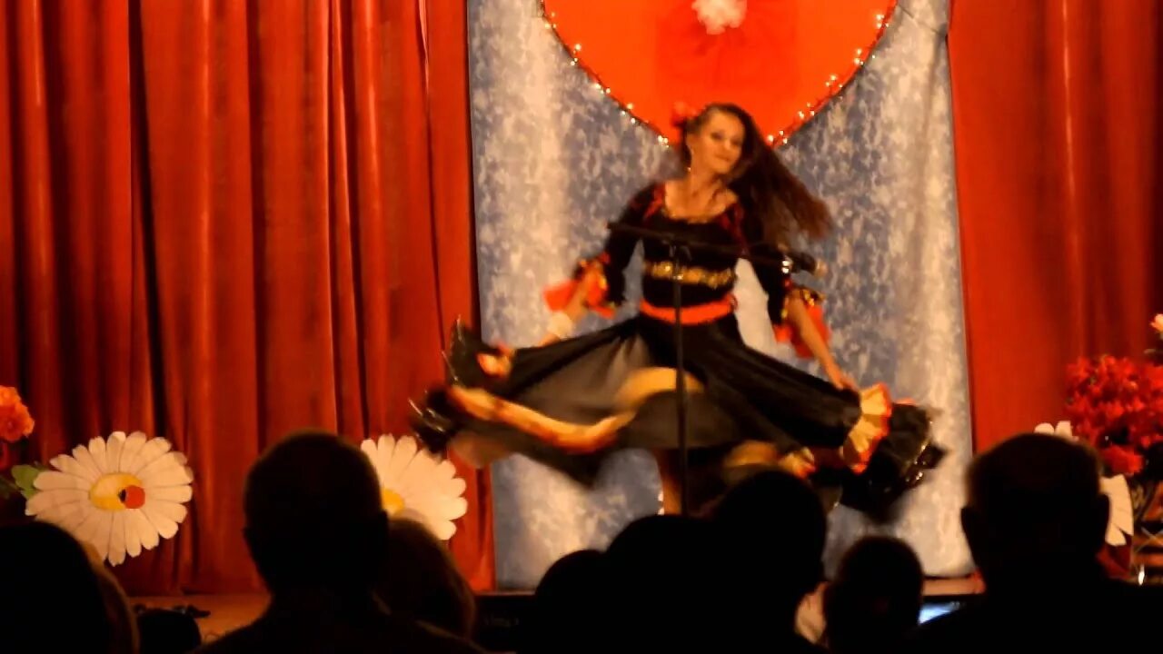 Макияж для девочек которые танцуют цыганочку. Исполнение цыганочки. Цыганка танцует ютуб. Цыганочка с выходом танец. Танец цыган-мадьяр.