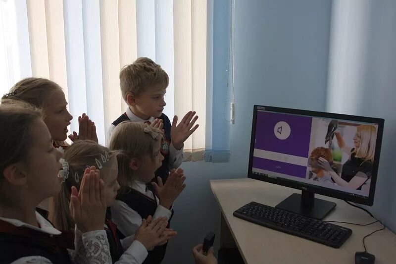 Обучение слабослышащих детей в школе. Дети с нарушением слуха в школе. Обучение слабослышащих детей в школе. Слабослышащие дети в школе. Реабилитация слабослышащих.