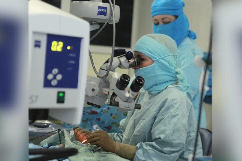 Хирург офтальмолог clinicaspectr ru. Доктор хирург офтальмолог. Офтальмохирурги оперируют.
