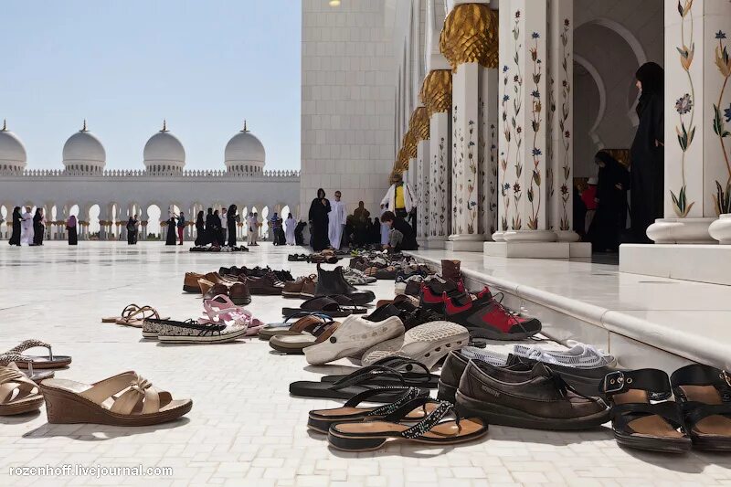 ОАЭ храм Заида. Обувь для мечети. Обувь перед.входом в мечеть. Люди идут в мечеть.