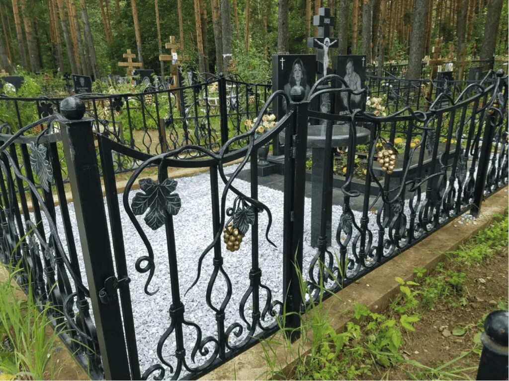 Ограда уголок на могилу. Литье на кладбище. Литье на кладбище. Кованые ограды. Кованые ограждения на кладбище.
