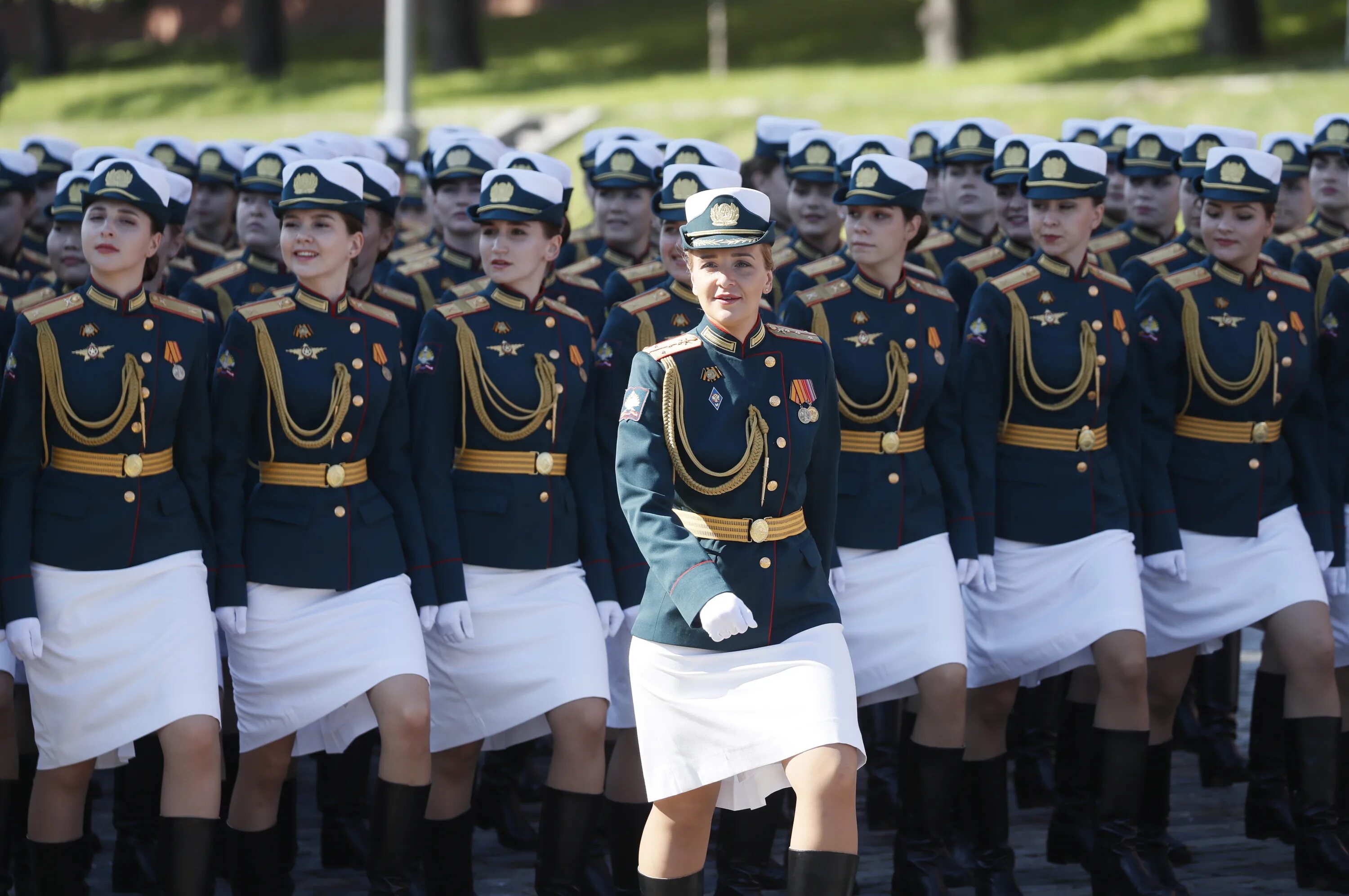 Девушки на параде. Девушки военные на параде. Женский полк на параде.