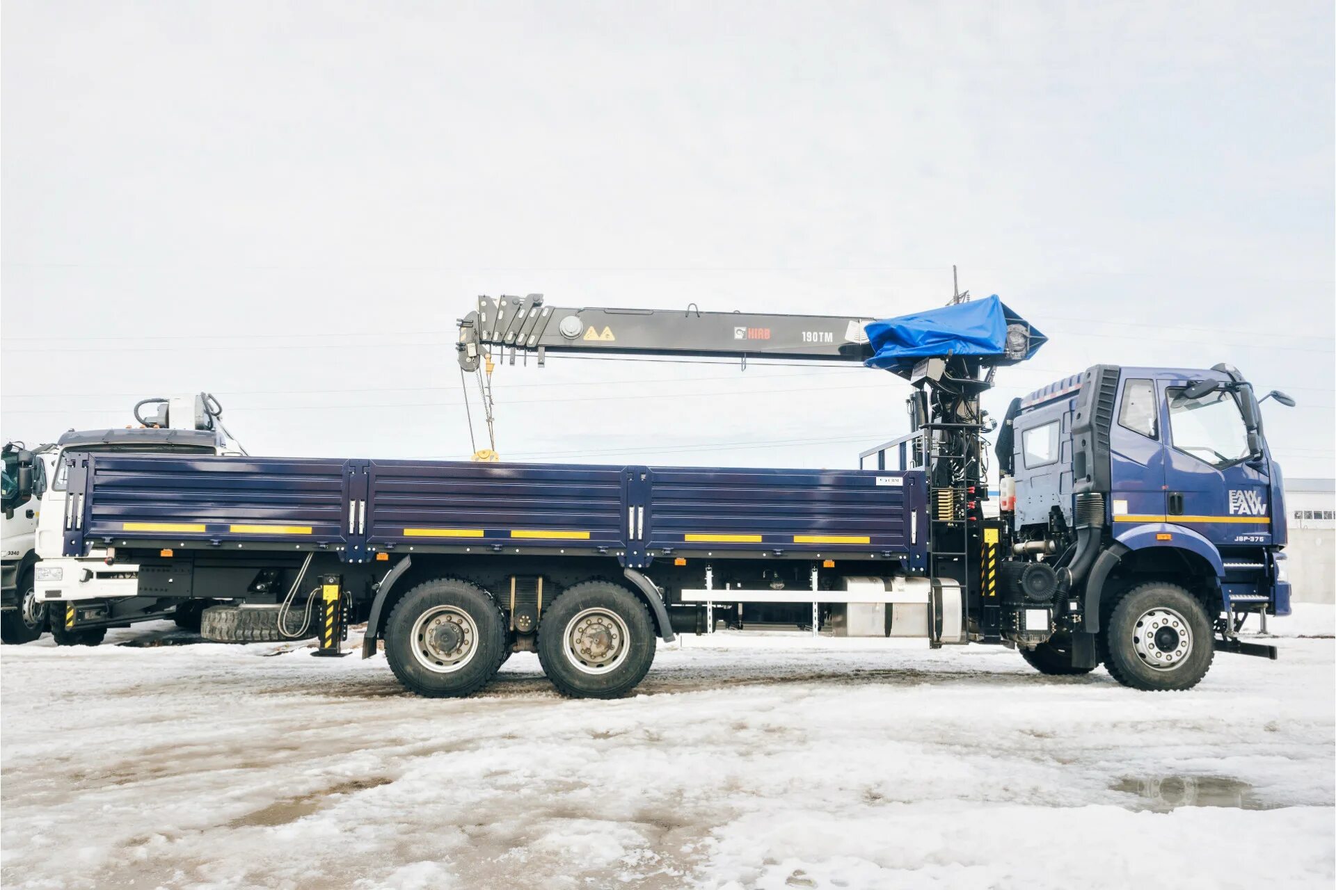 Манипулятор на шасси. Faw ca3250 с манипулятором. faw 3250 с кму. faw ca3250 бортовой с кму. faw 6 х 4 ca3250.