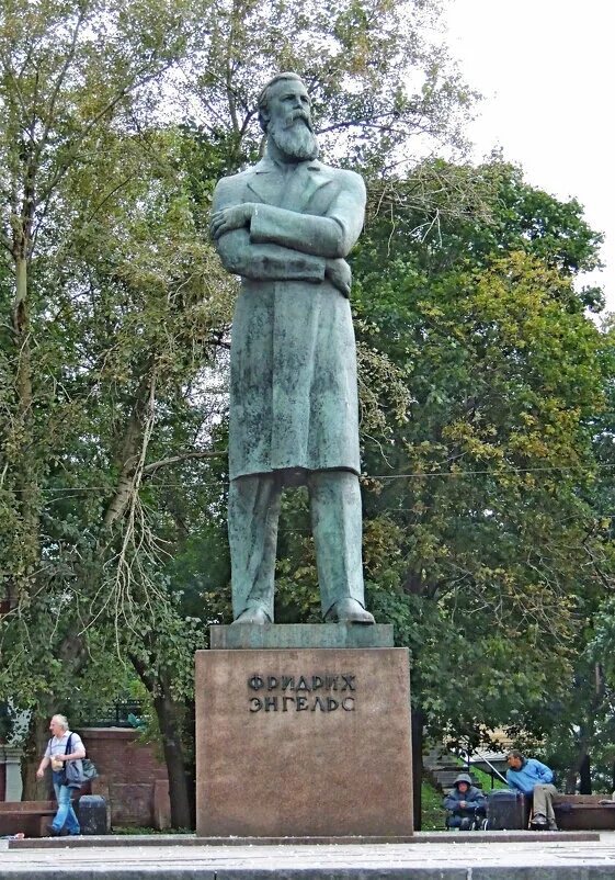 памятник фридриху энгельсу. памятник фридриху энгельсу кропоткинское. памятник фридриху энгельсу. памятник фридриху энгельсу энгельс. энгельс фридрих статуя.