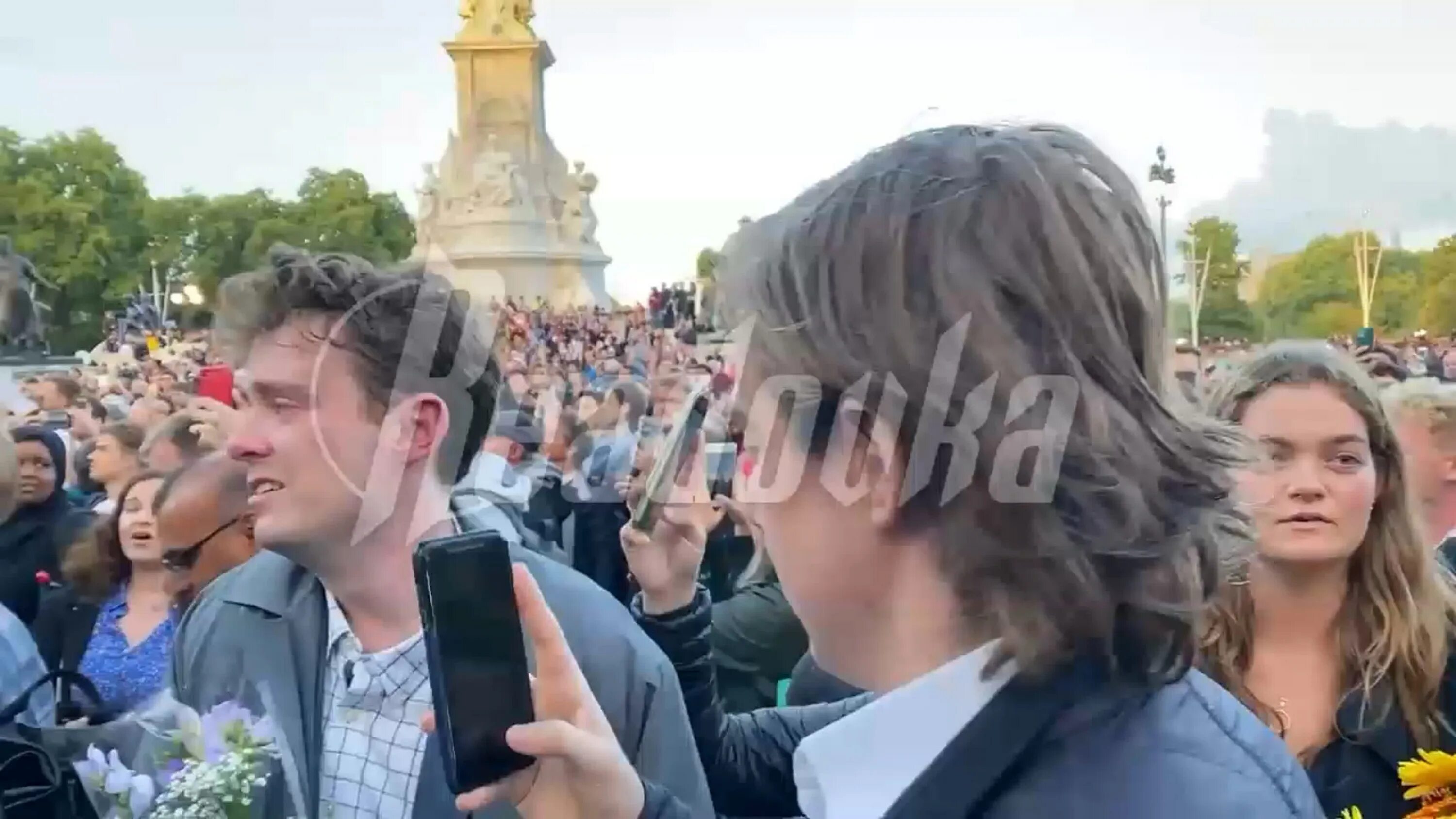 Билан поет гимн на открытии игр будущего. Лидеры донецка. люди поют гимн. британский наемник поет гимн россии. гимн британии.