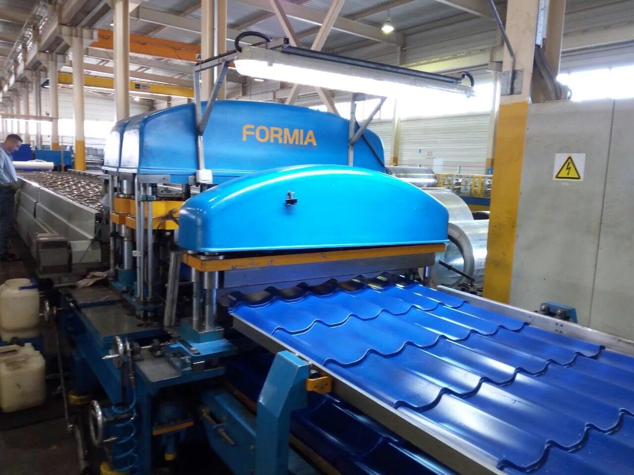 Производство металлочерепицы. Металлочерепица. Профнастил на складе. Завод металлочерепицы. Металлочерепица завод.