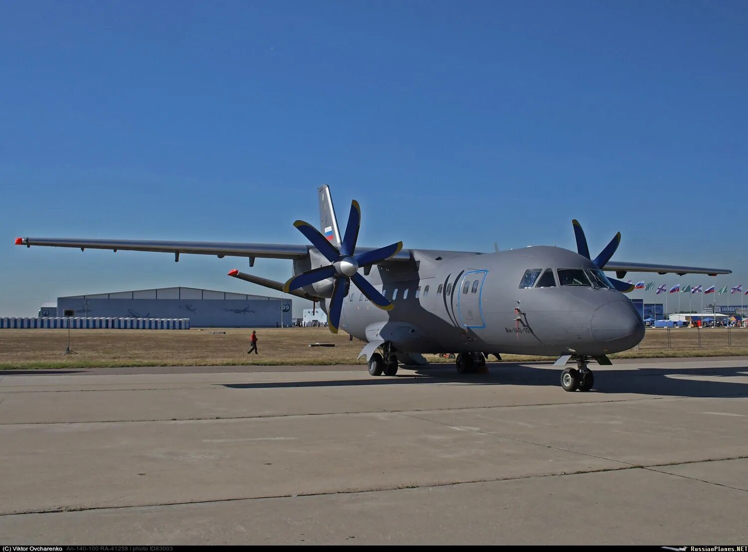 Турбовинтовые самолеты россии. АН 140 самолет. АН-140 пассажирский самолёт. АН-140-100. АН-140 военно-транспортный самолёт.