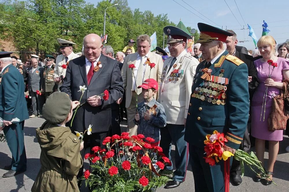 День Победы ветераны. Цветы ветеранам. Дети поздравляют ветеранов. Поздравляем ветеранов.