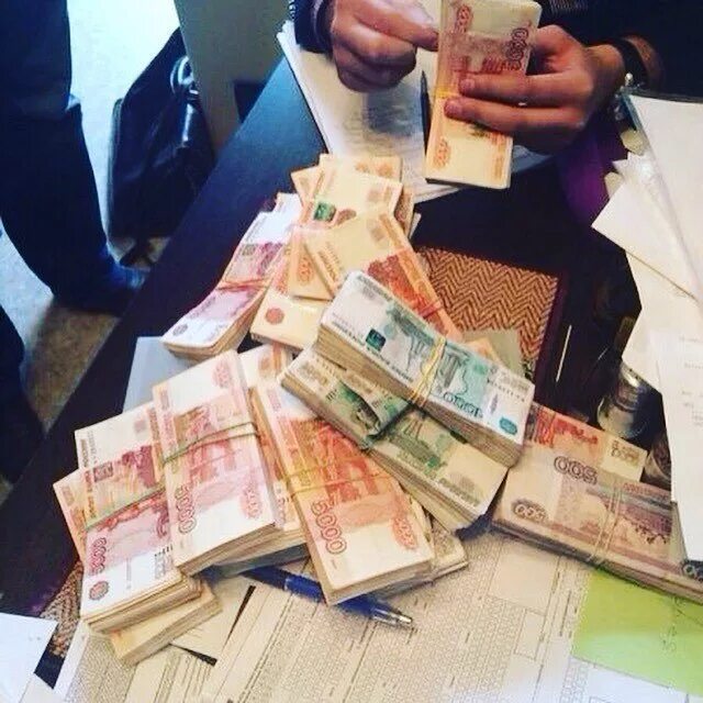 Чел с деньгами в руках. С большими деньгами. Выиграл в казино. Игровые автоматы 1000000. Стопка денег.