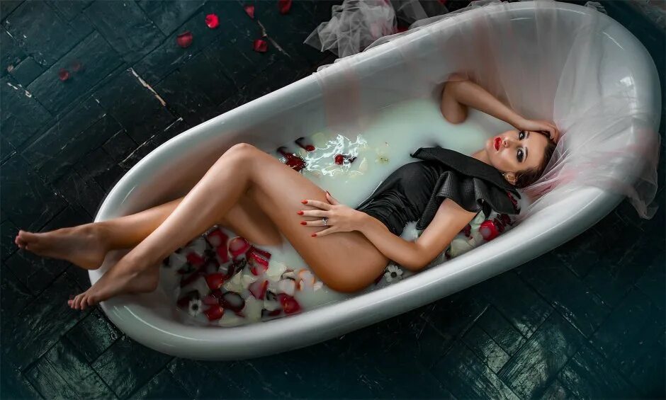 Ольга в ванной - 10 фото