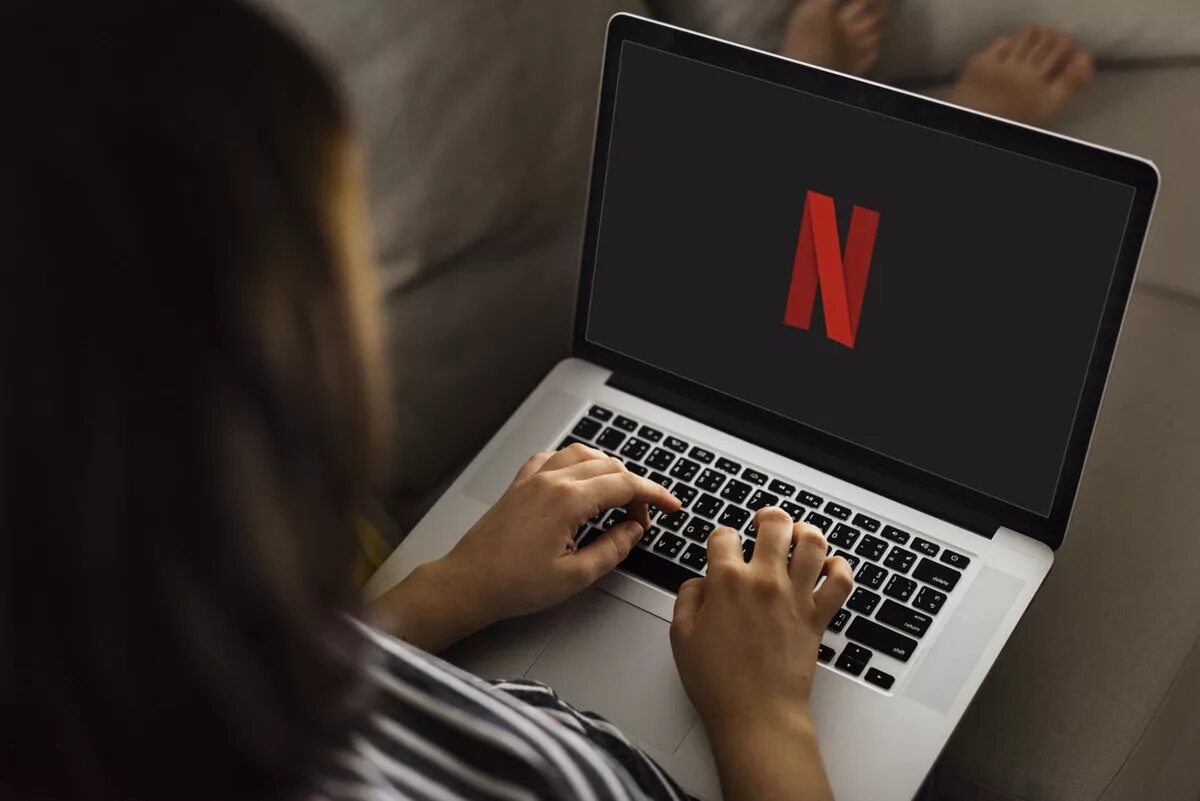 On my computer. Netflix на ноутбуке. Нетфликс на компьютере. Просмотр Нетфликс.