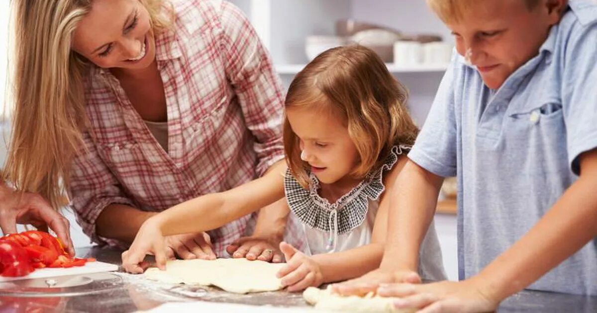 Has mum cook. Семья готовит. Пицца для детей. Мама дети пицца. Семья готовит пиццу.