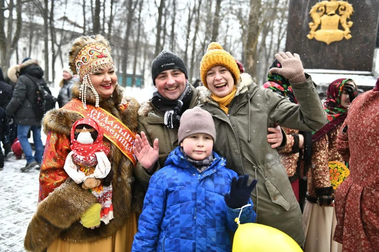 Мос ру масленица. Масленица в России. Масленичное шествие. Гвардейцы Масленица Ярославль. Шествие на Масленицу.