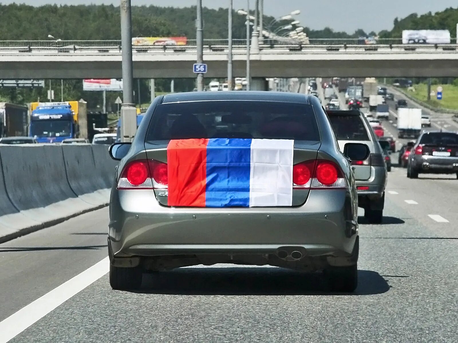Машина с российским флагом. Флаг России на авто. Машина с российскими номерами в Украине. Флаги на автомобильных номерах.