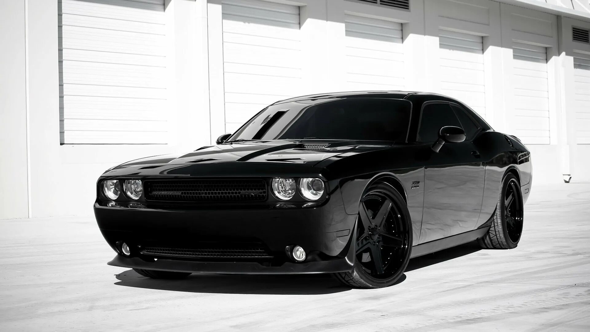 Черная машина перед. Dodge Challenger srt8. Додж Челленджер СРТ 8 черный. Dodge Challenger srt8 Black. Dodge Challenger srt черный.