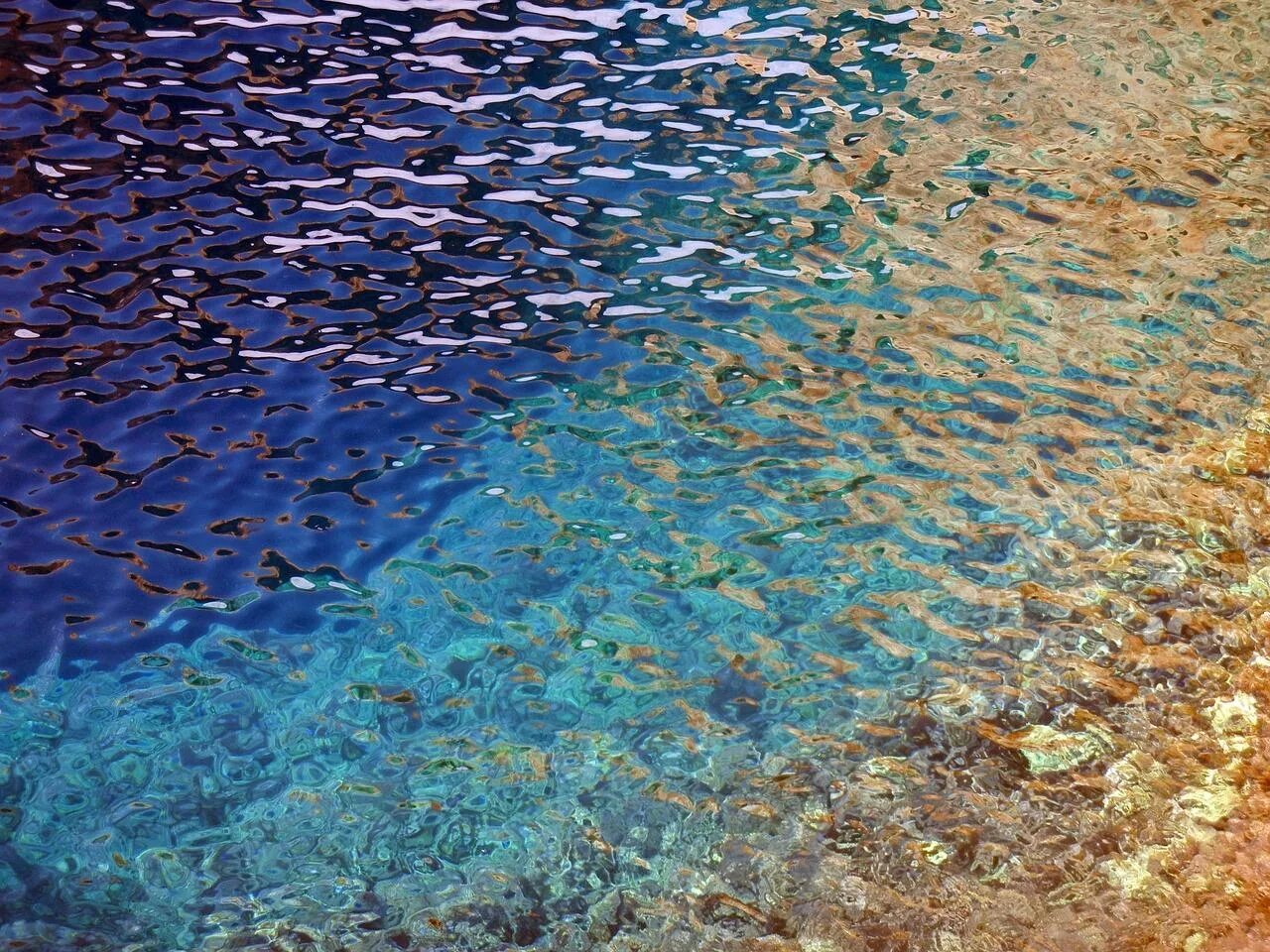 Кристальное море. Прозрачная вода. Речное дно. Прозрачное море. Голубая прозрачная вода.