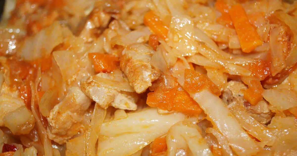 Тушеная капуста с морковкой. Ги тушеной капусты. Свинина с капустой. Потушить капусту в сковороде. Как потушить капусту с морковью.